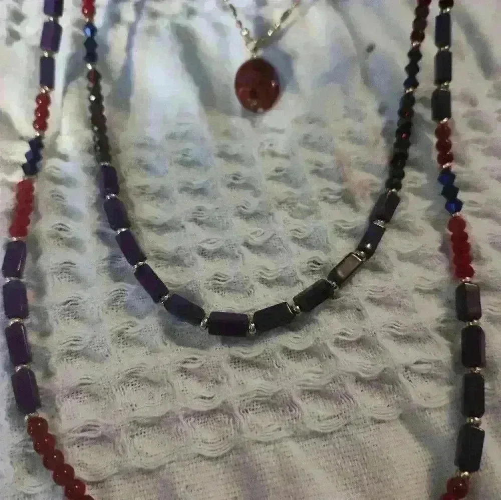 Preloved fashion necklace good condition gold tone multicolor red multi-layered - Picture 4 of 4